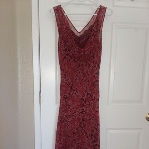 LOND BURGANDY DRESS WITH BEADS DETAILS.